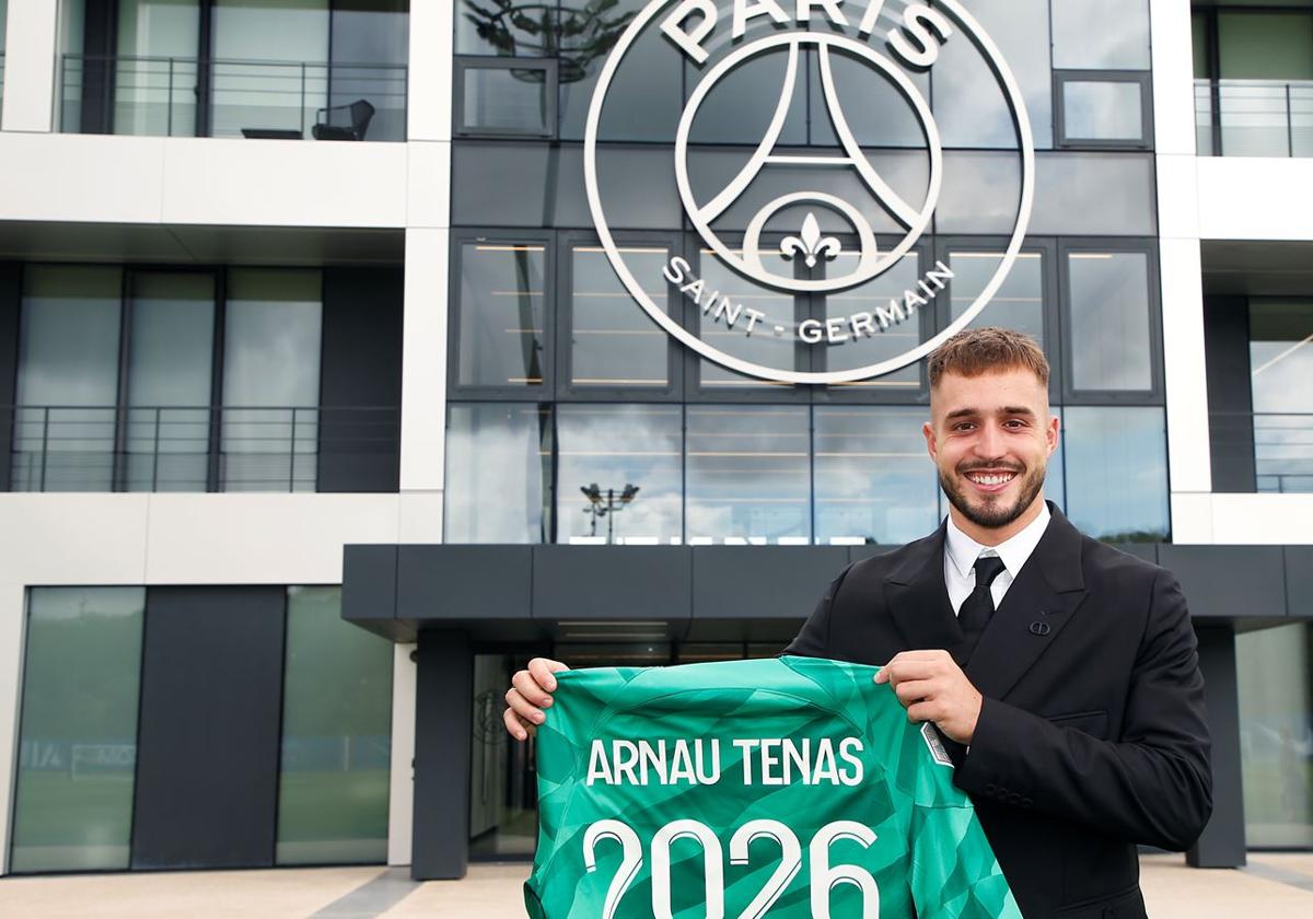 Arnau Tenas, con su nueva camiseta del campeón francés.