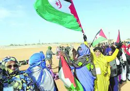 Saharauis desplazados acuden al campamento de refugiados de Dajla para participar en un congreso del Polisario.