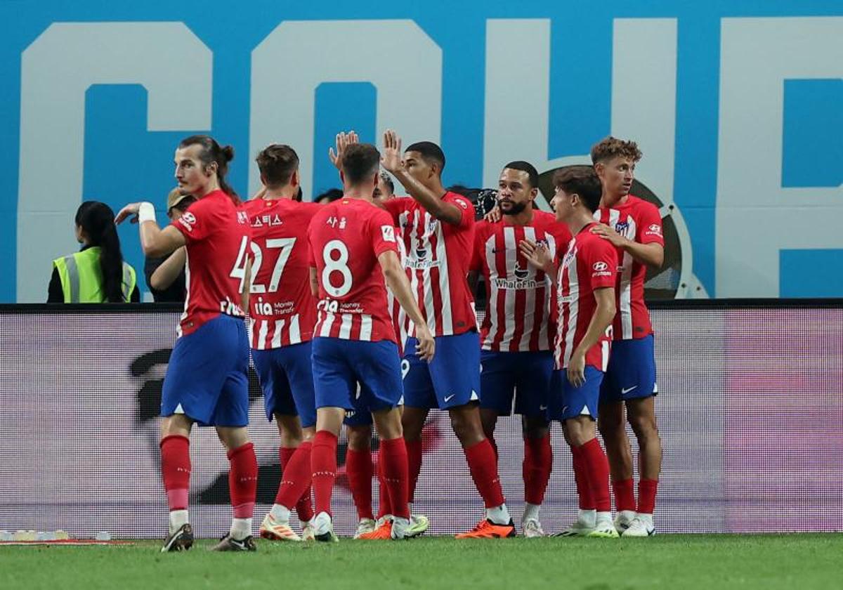 Los jugadores del Atlético celebran el gol de Memphis al City.