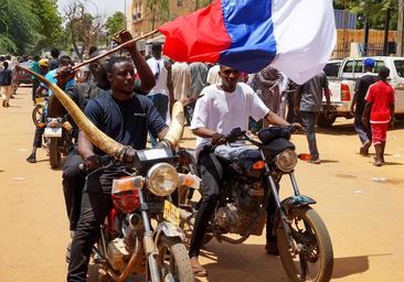 Miles de nigerinos salen a la calle para apoyar a los golpistas entre vítores a Rusia