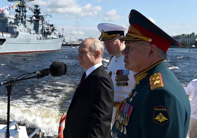 El presidente Vladímir Putin con su ministro de Defensa, Serguéi Shoigú, en el desfile de San Petersburgo.