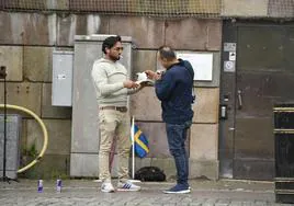 El iraquí Salwan Momika se dispone a quemar un ejemplar del corán durante una protesta en Estocolmo.