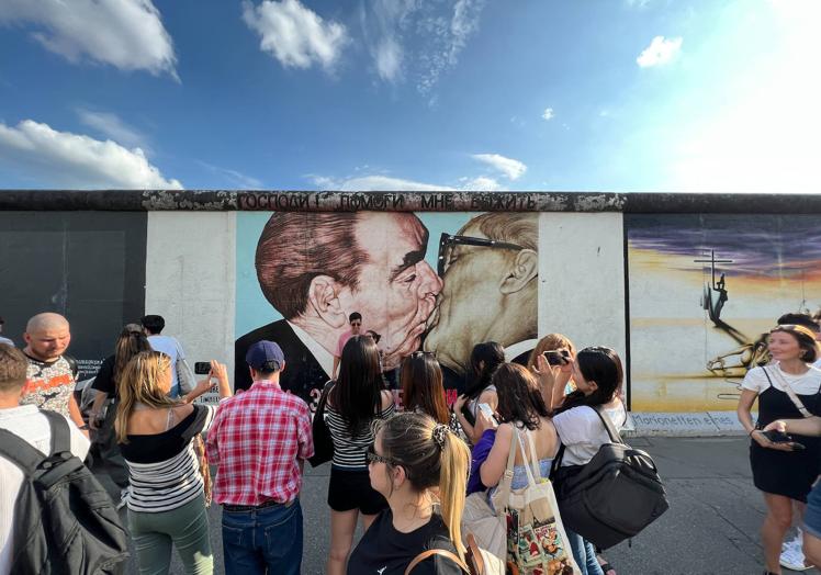 La foto más buscada por los turistas, el beso entre el líder de la Unión Soviética, Leonid Brezhnev, y el presidente de la República Democrática de Alemania, Erich Honecker, en el Muro de Berlín.