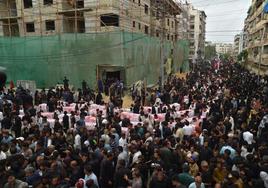 Un multitudinario funeral en la localidad paquistaní de Karachi.