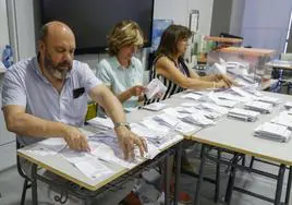 Integrantes de una mesa electoral, en Madrid el pasado 23 de julio