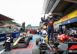 Max Verstappen celebra subido en su Red Bull su victoria en Bélgica.