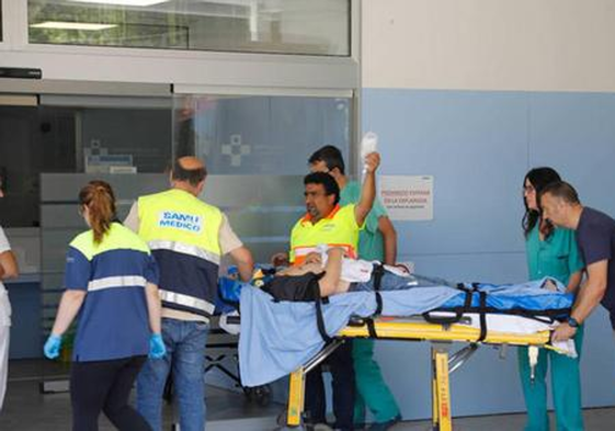 Los sanitarios del hospital de Arriondas atienden a uno de los heridos.