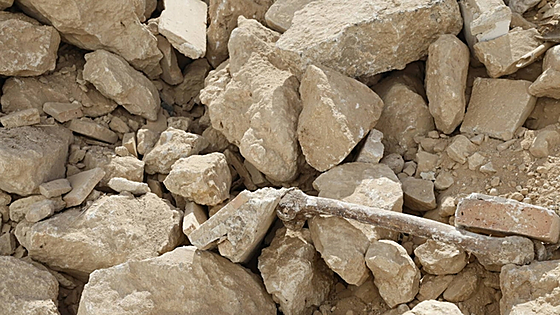 Las obras para derribar los nichos de un cementerio en Valencia dejan huesos entre los escombros