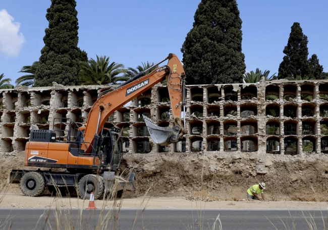 La excavadora derriba los muros de nichos en Llíria.