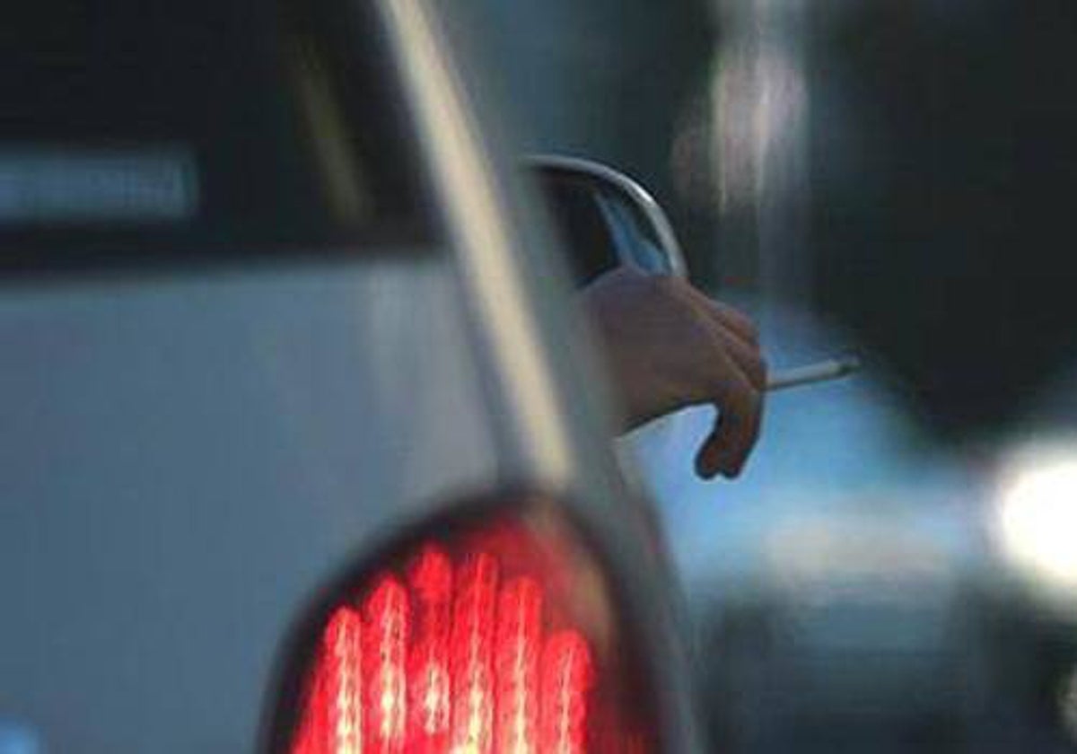 Arrojar colillas desde el coche está sancionado