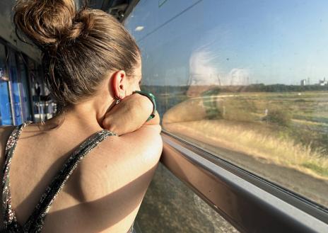 Imagen secundaria 1 - Selfie tras bajar del tren después de toda la noche y abajo, mirando el paisaje justo antes de llegar a Ámsterdam y vista desde la cama de Pablo.