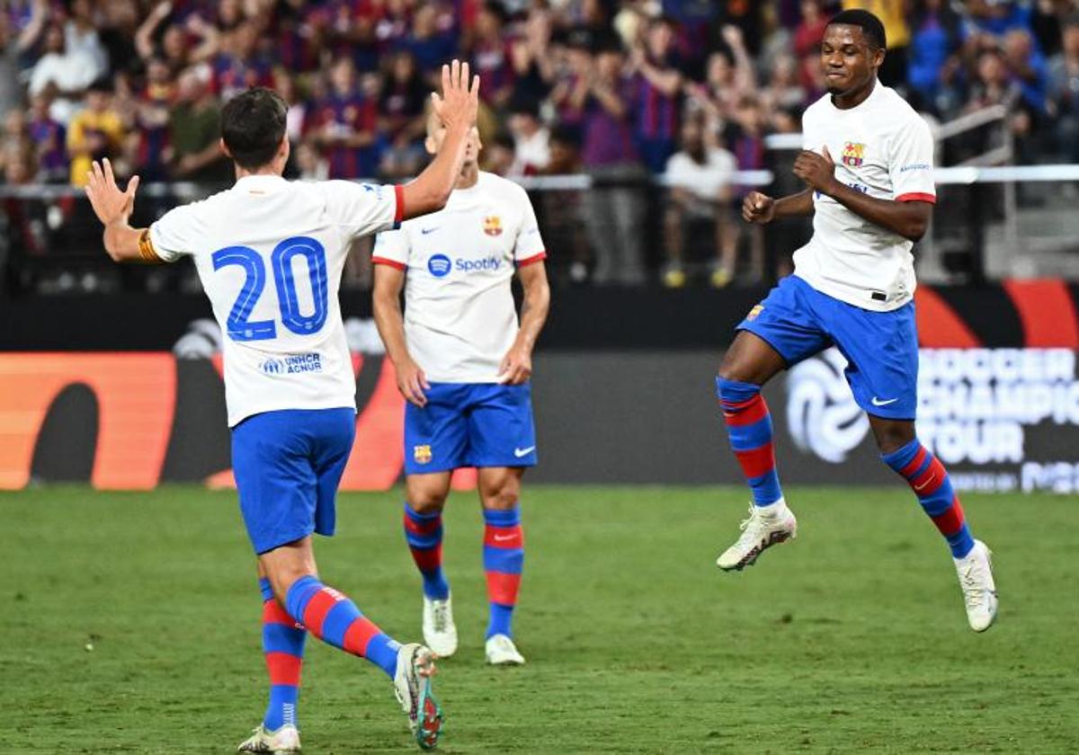 Ansu Fati celebra su gol ante el Milan.