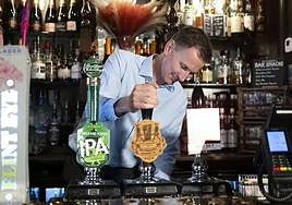 El ministro británico de Economía y Hacienda, Jeremy Hunt, acudió a un pub de Westminster para anunciar la nueva medida del Gobierno.