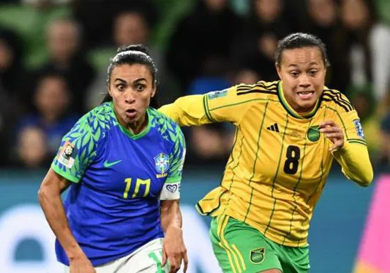 Marta controla el balón ante una jugadora de Jamaica