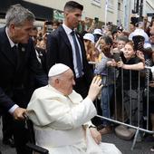 «Volveré rejuvenecido», asegura el Papa al iniciar su viaje a Portugal