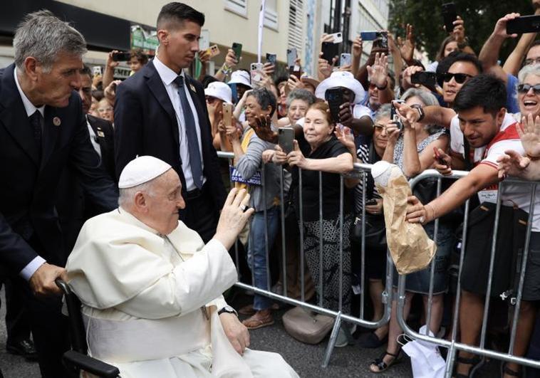 «Volveré rejuvenecido», asegura el Papa al iniciar su viaje a Portugal