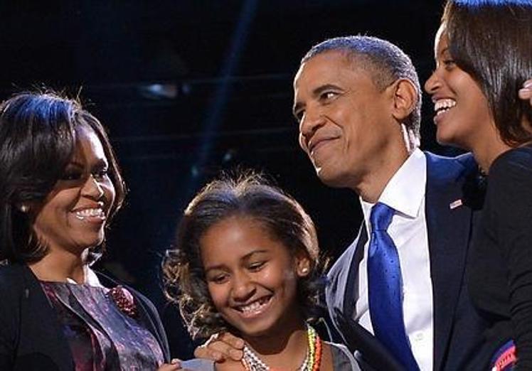 Obama festeja con su familia el triunfo electoral de 2012.