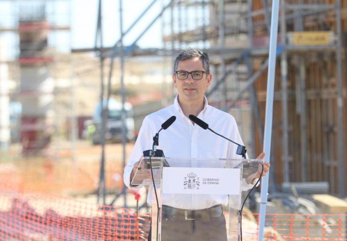 Bolaños atiende a los medios antes de una visita a las obras de la línea de alta velocidad Murcia-Almería.