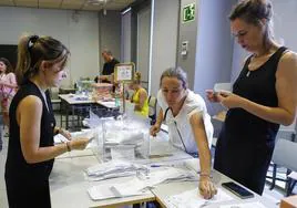Imagen de una mesa electoral del Instituto Ortega y Gasset, en Madrid, durante el recuento de votos de las elecciones generales del 23-J.