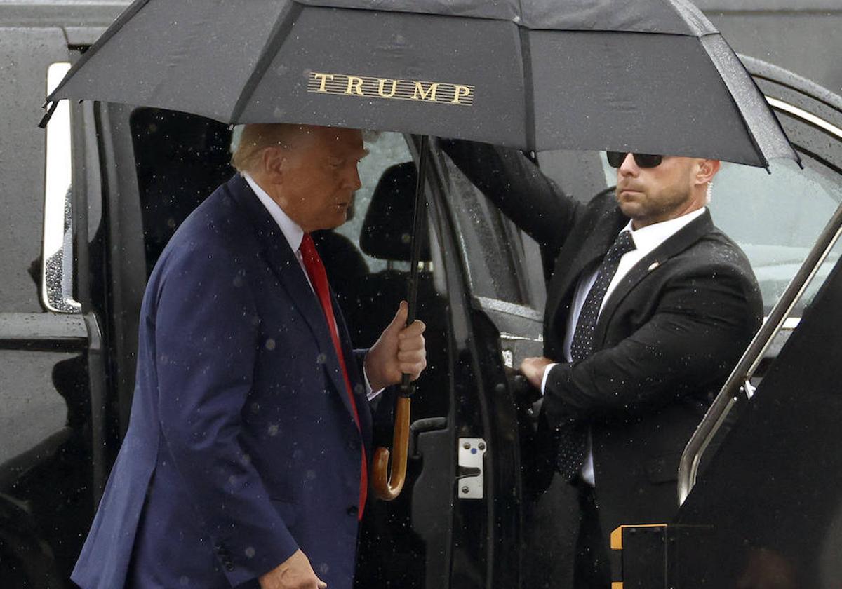 Donald Trump sale de su limusina camino a su avión tras pasar este jueves por el tribunal de Washington.