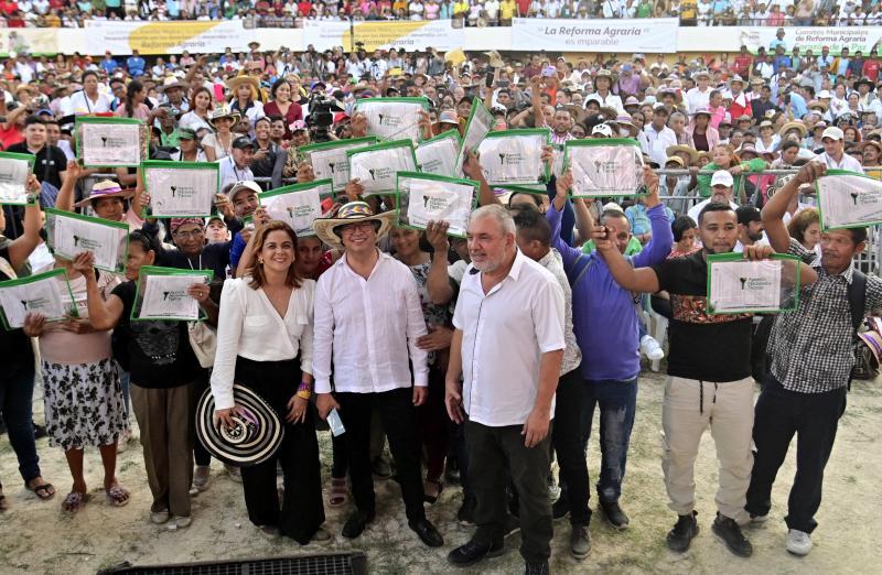 El presidente ha asegurado que seguirá en el cargo hasta 2026 durante un acto a favor de la regeneración agraria en un municipio colombiano.