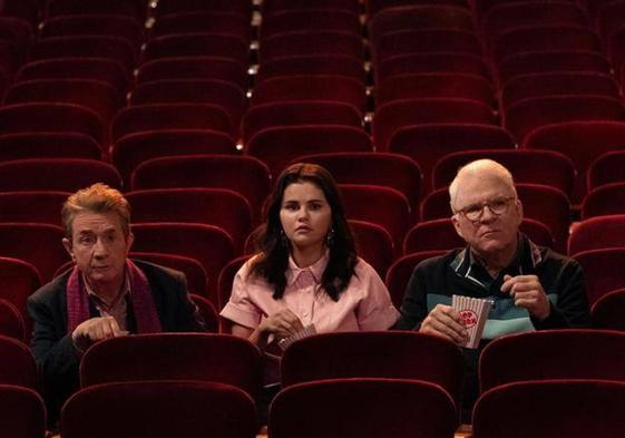 Martin Short, Selena Gomez y Steve Martin, en una escena de 'Solo asesinatos en el edificio'.