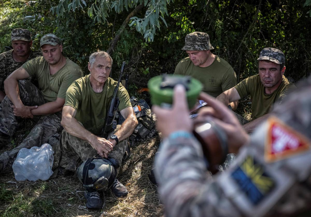 Una unidad de defensores ucranianos recibe una clase en el frente de Donetsk sobre las minas y trampas explosivas que utilizan las tropas rusas.