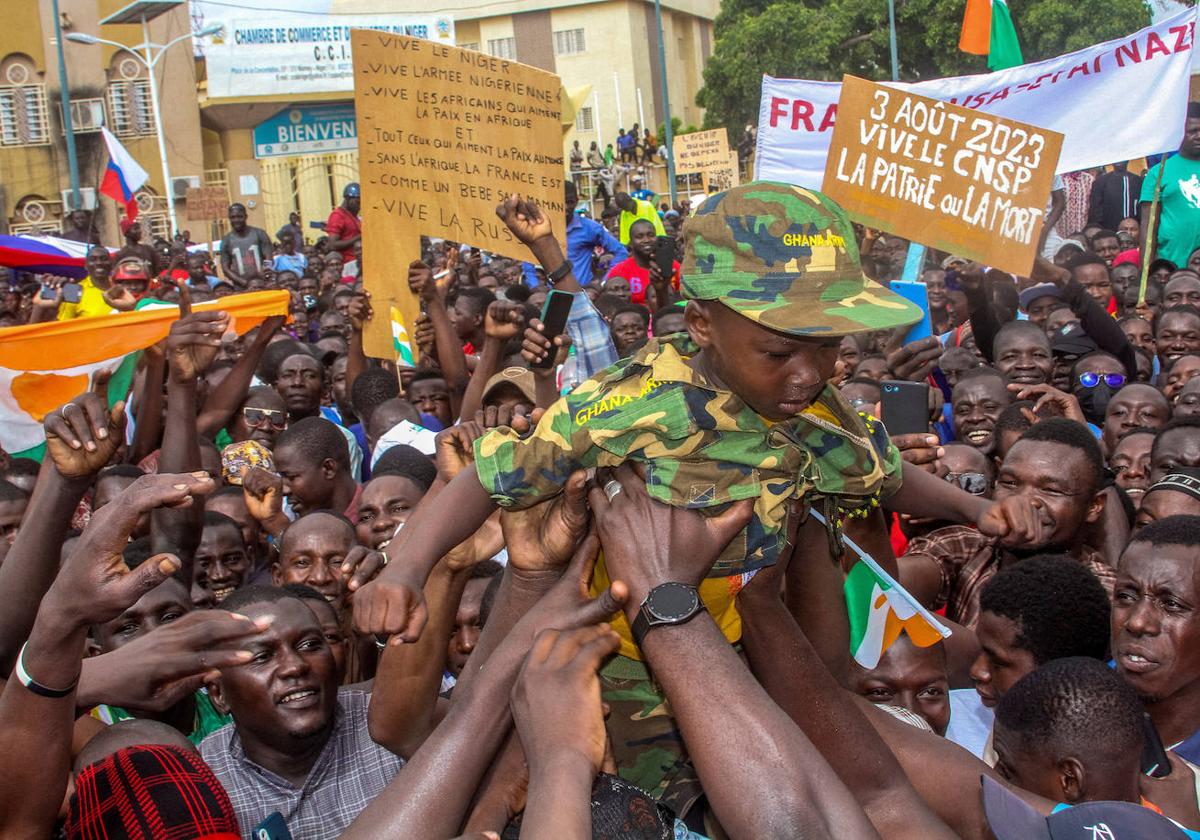 Miles de personas protestan en Niamey, la capital nigerina, en apoyo a los golpistas.