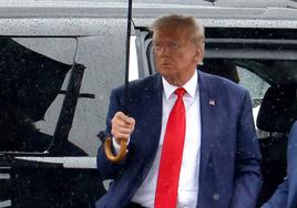 Donald Trump llega al aeropuerto tras la lectura de cargos contra él en Washington.