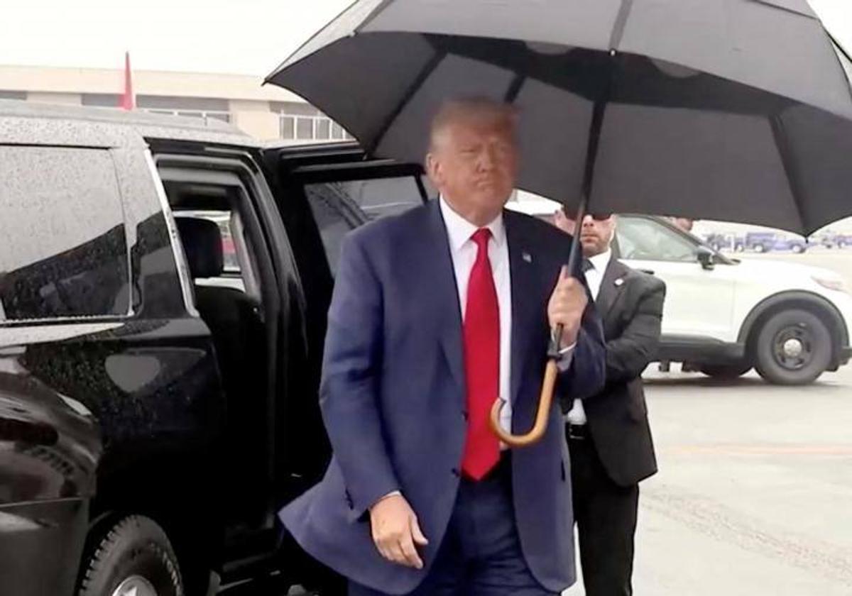 Donald Trump sale de su limusina camino a su avión tras pasar este jueves por el tribunal de Washington.