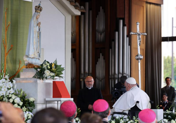 Imagen principal - Varios momentos de la visita del Papa al Santuario de Fátima.