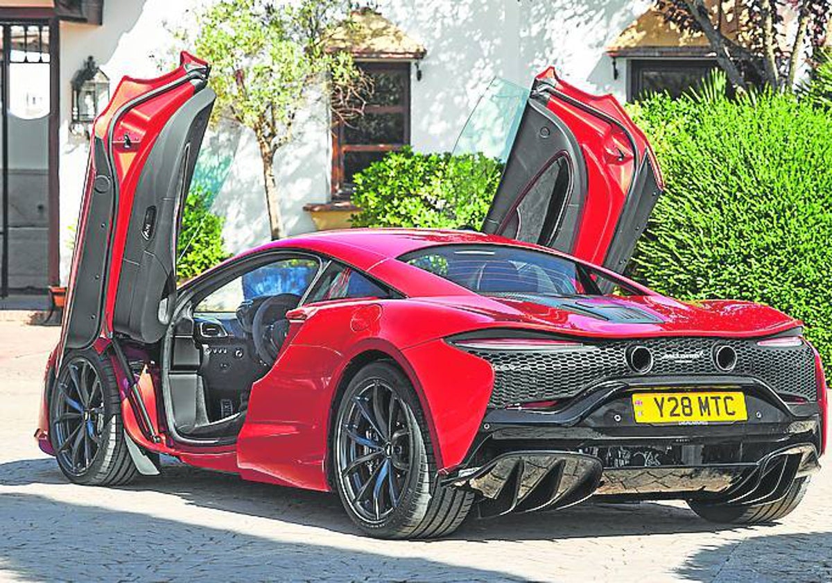 McLaren ha decidido coger el toro por los cuernos y lanzar una mecánica híbrida enchufable en su modelo estrella, el Artura