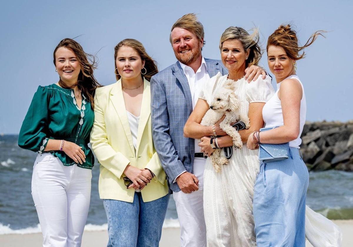 Guillermo y Máxima y sus hijas, este pasado 30 de junio, en el tradicional posado veraniego, en la playa de La Haya. A la izquierda, una vista parcial de su refugio griego.