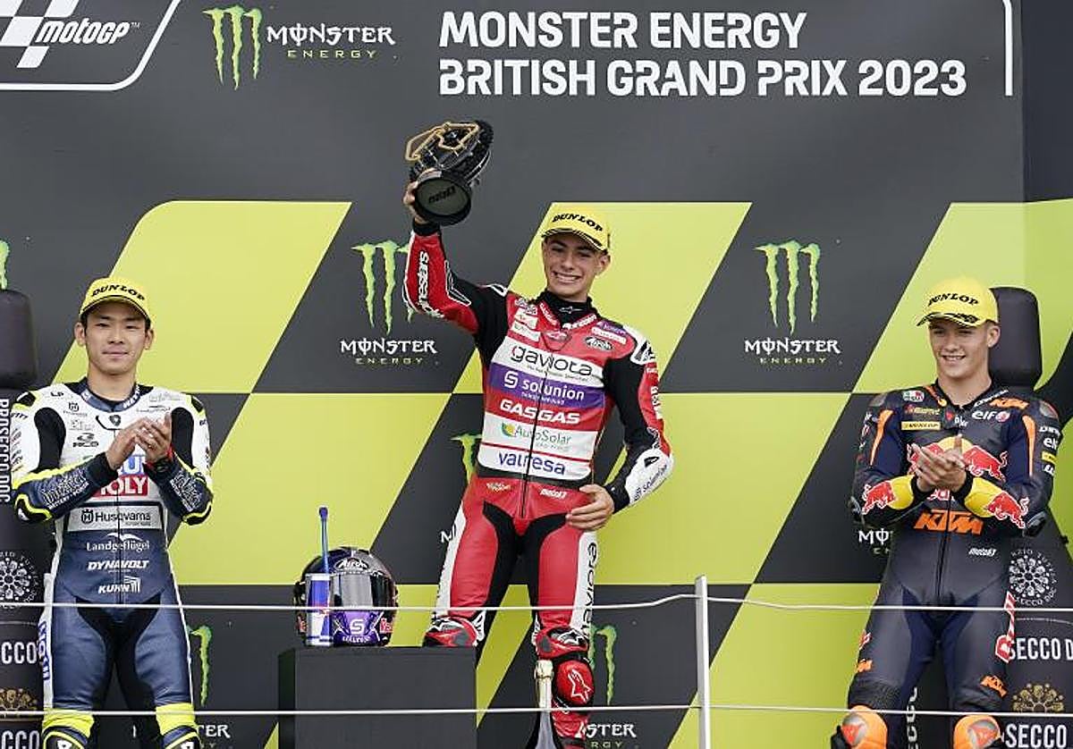David Alonso celebra su victoria en Silverstone junto a Sasaki y Holgado.