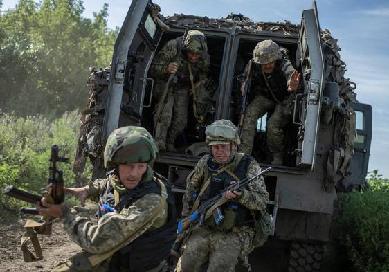 Miembros de la Marina ucraniana participan en un simulacro militar cerca de una línea del frente en la región de Donetsk.