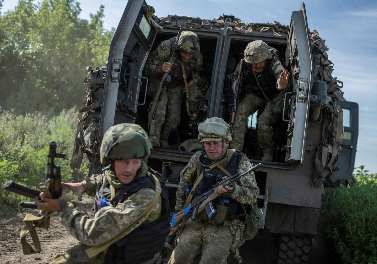 Miembros de la Marina ucraniana participan en un simulacro militar cerca de una línea del frente en la región de Donetsk.