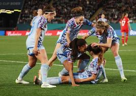 Laia Codina celebra junto a sus compañeras el cuarto gol de España