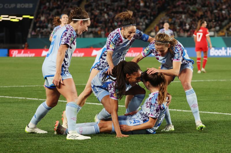 Laia Codina celebra junto a sus compañeras el cuarto gol de España