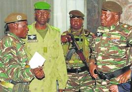 El general Abdourrahamane Tchianie, a la derecha, con otros miembros del ejército nigerino.