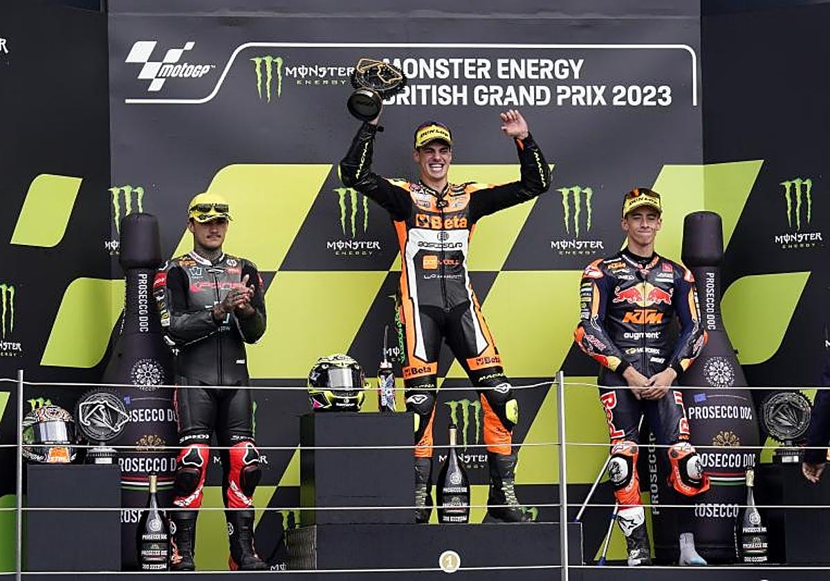 Fermín Aldeguer celebra su victoria en Silverstone junto a Canet y Acosta.