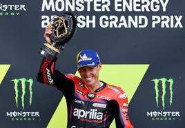 Aleix Espargaró bate al campeón Bagnaia en la última vuelta