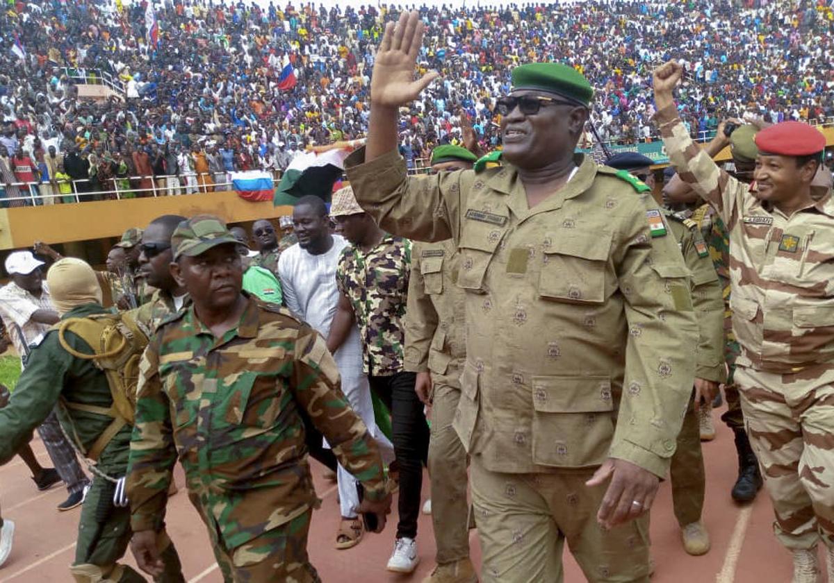 Miles de personas volvieron a salir el domingo a las calles de Niamey en apoyo a la junta militar.