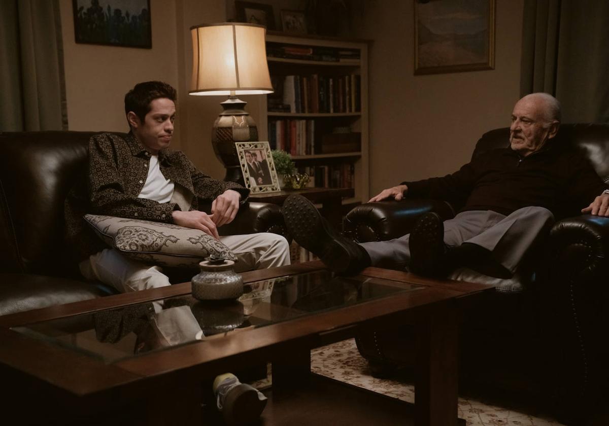 Pete Davidson y Joe Pesci, en un capítulo de la serie 'Bupkis'.