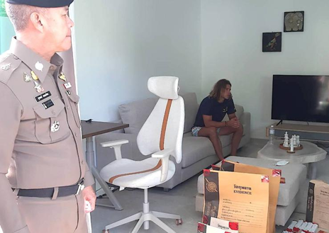 Imagen secundaria 1 - El español durante la reconstrucción de los hechos, en la habitación de su hotel escoltado por la Policía; Operarios buscando los restos de cuerpo en un vertedero. 