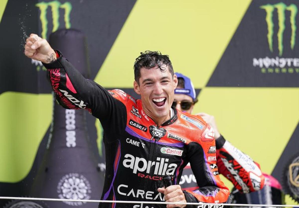 El español Aleix Espargaro (Aprilia Racing) celebra su victoria en la carrera de MotoGP del Gran Premio de Gran Bretaña