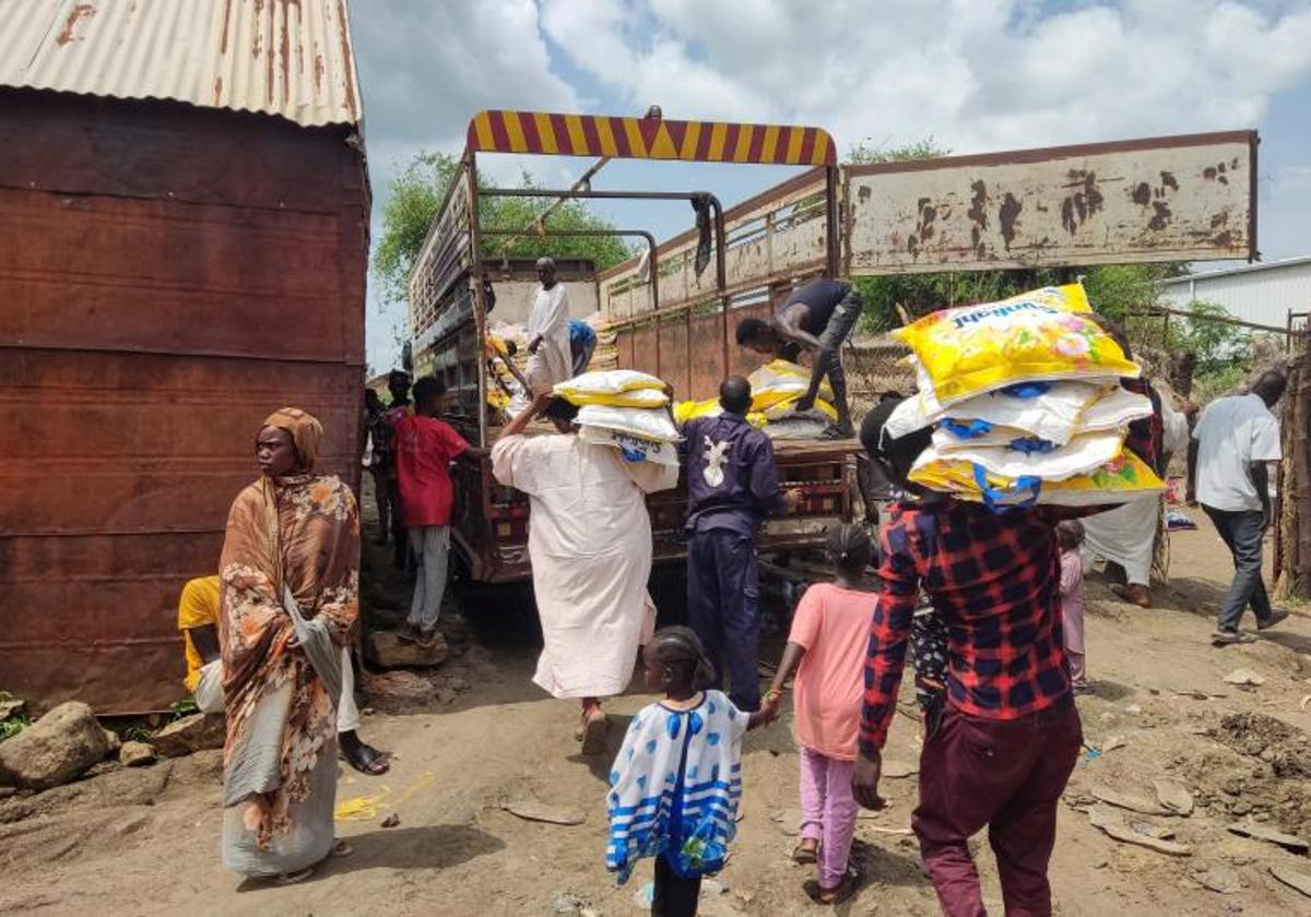 Familias transportan suministros en la localidad de Gallabat, en la frontera entre Etiopía y Sudán.