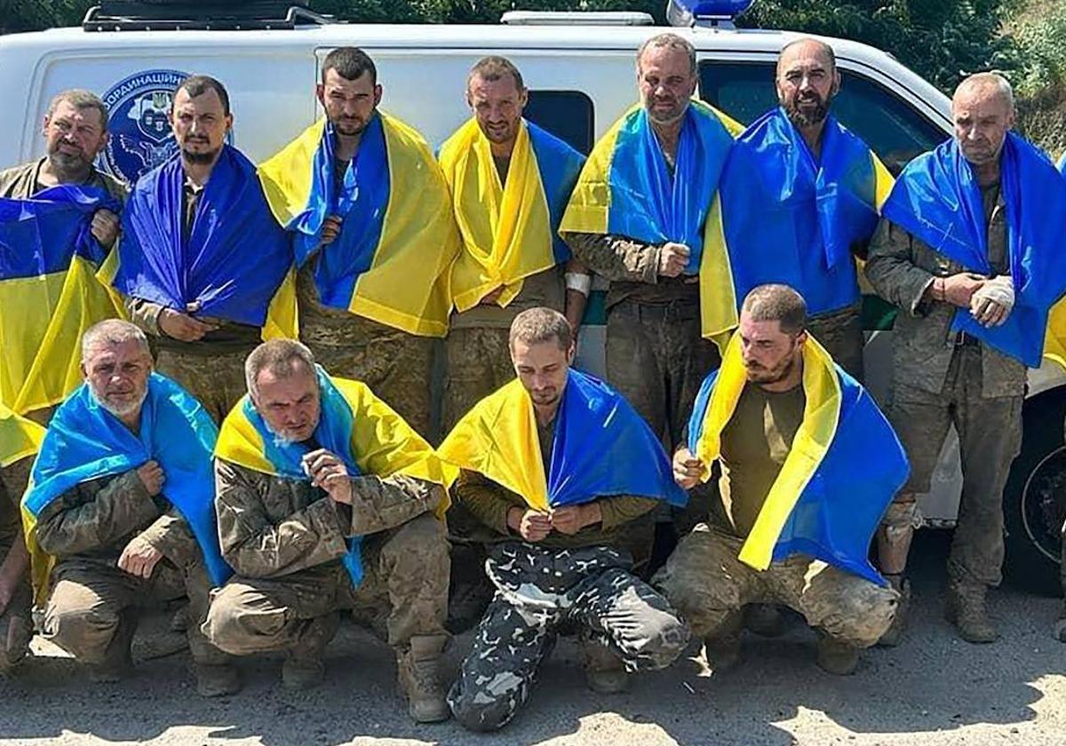 Una veintena de militares ucranianos quedó este lunes en libertad del cautiverio ruso.