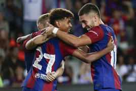 Los delanteros Lamine Yamal (centro) y Ferran Torres (d) celebran uno de los goles del Barça este martes.