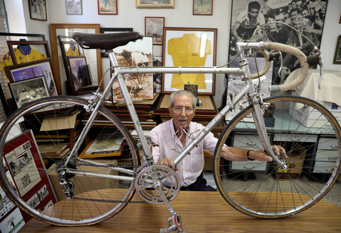 Federico Martín Bahamontes, con la bicicleta con la que ganó el Tour de Francia. 