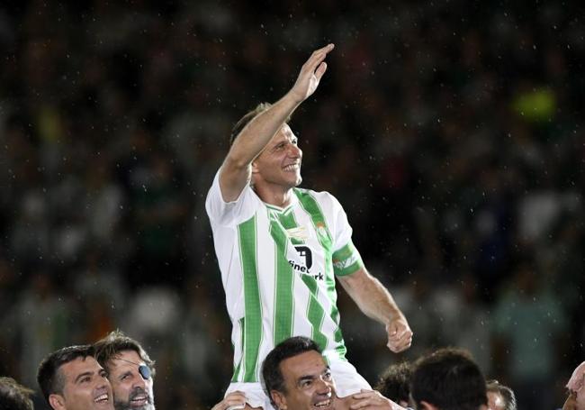 Joaquín salió a hombros en su despedida del Betis.